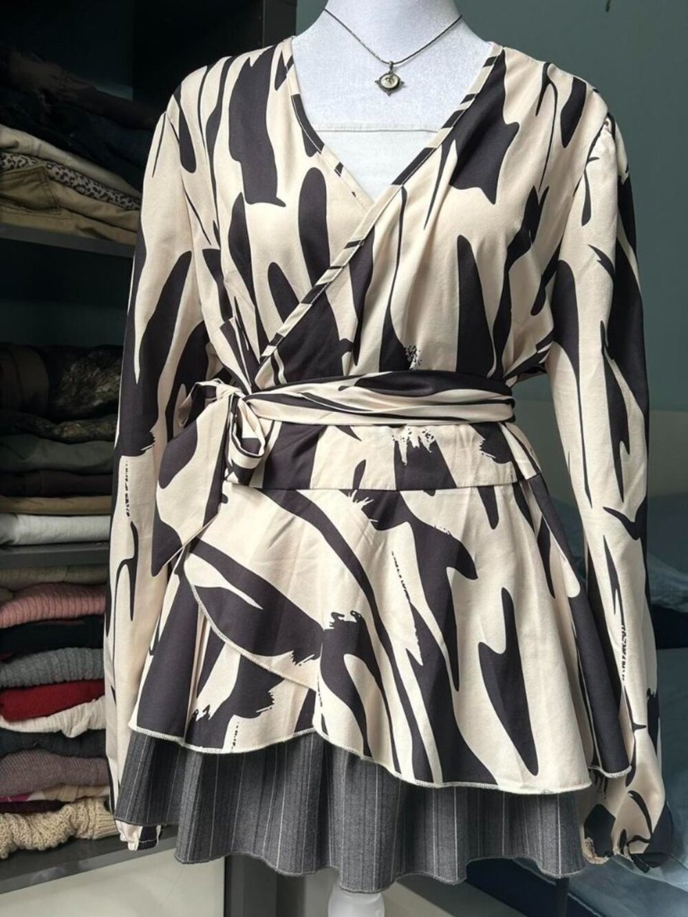 New Cream and Black Wrap Top sz XL